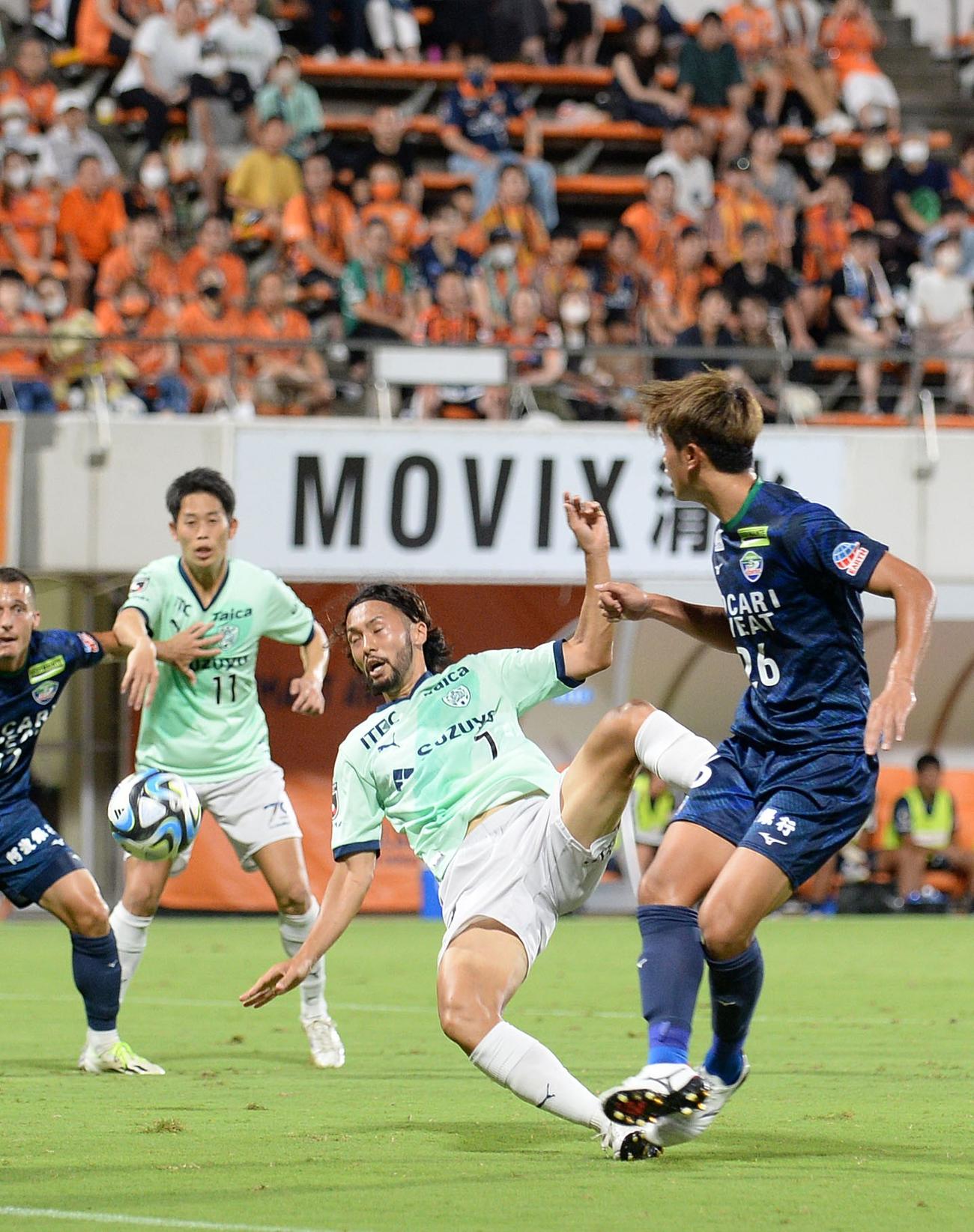 ゴール前でバランスを崩し、ボールを失う清水神谷