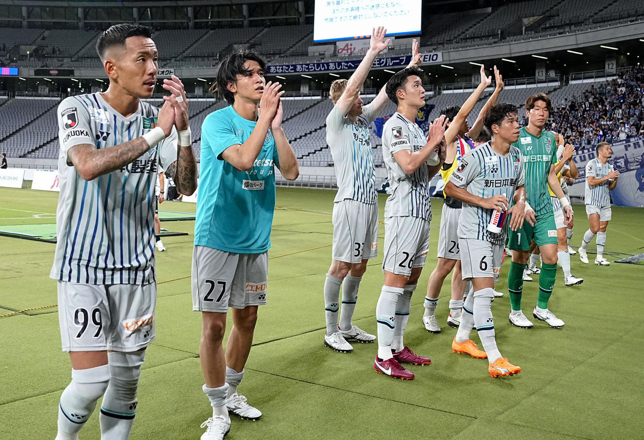 FC東京に勝利し、サポーターにあいさつする（左から）井手口、佐藤ら福岡イレブン（共同）