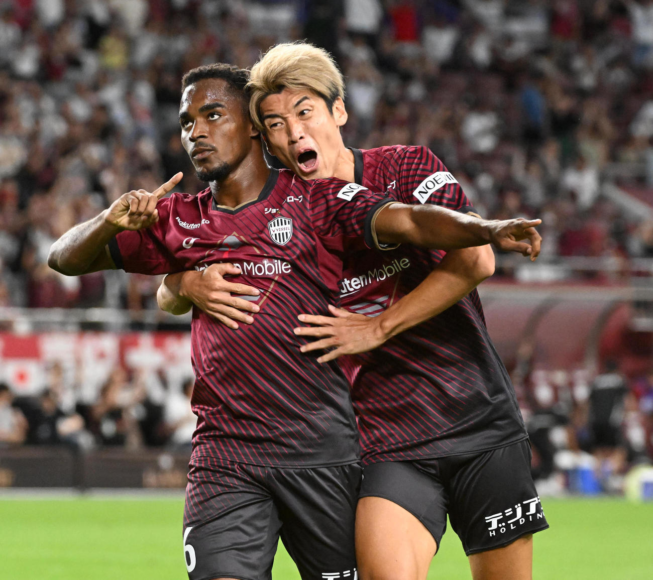 神戸対京都　後半、決勝点となるゴールを決めた神戸ジェアン・パトリッキ（左）を祝福する大迫（撮影・前岡正明）