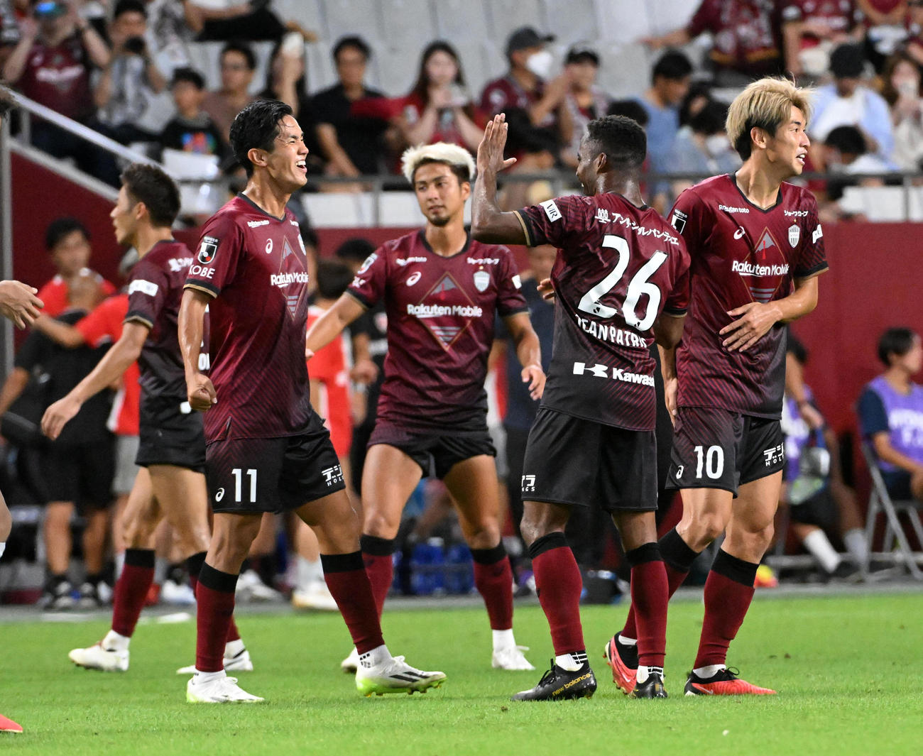 神戸対京都　京都に勝利、喜ぶ神戸イレブン（撮影・前岡正明）