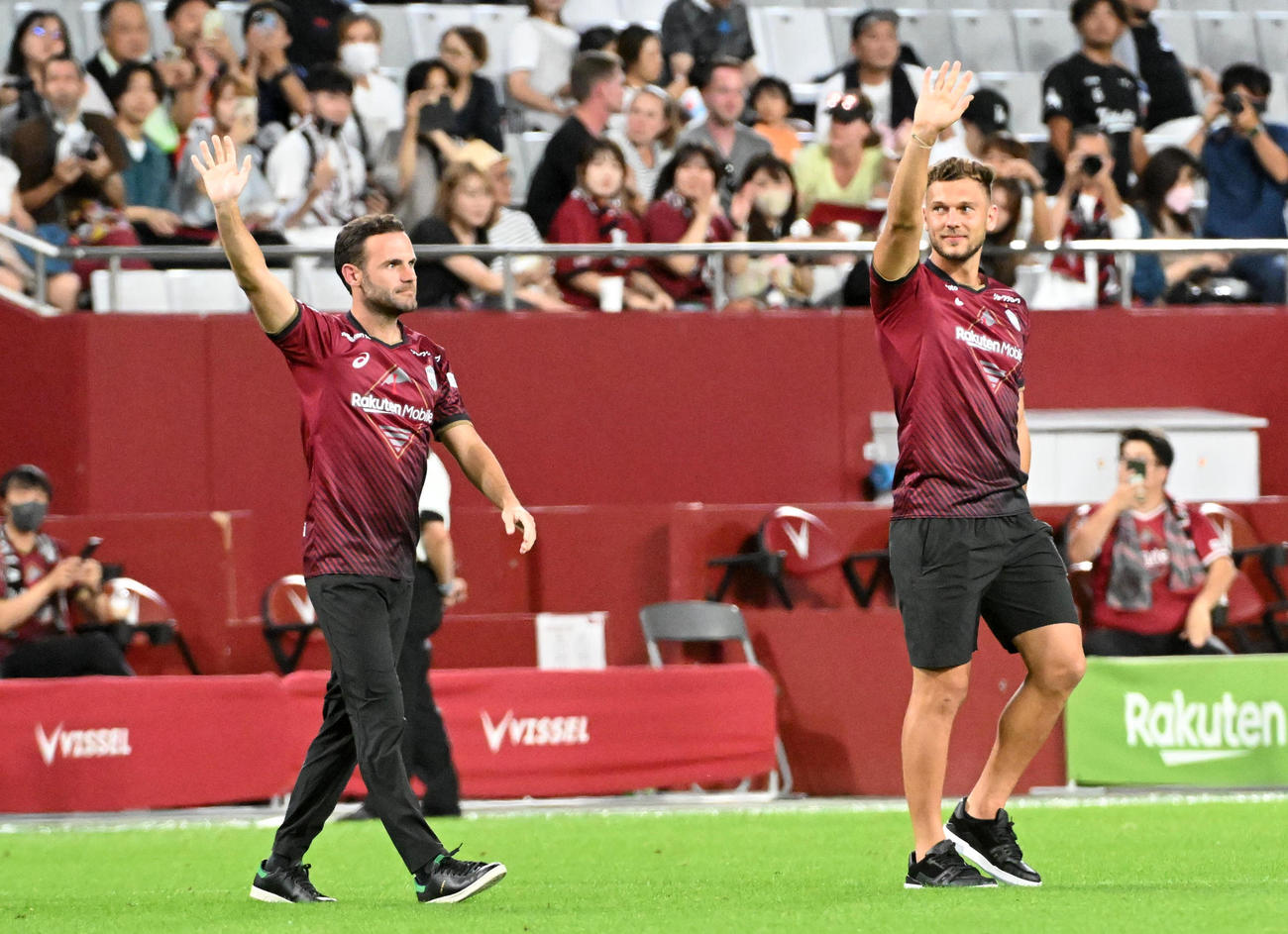 神戸対京都　ハーフタイム、サポーターにあいさつするフアン・マタ（左）とバーリント・ベーチェイ（撮影・前岡正明）