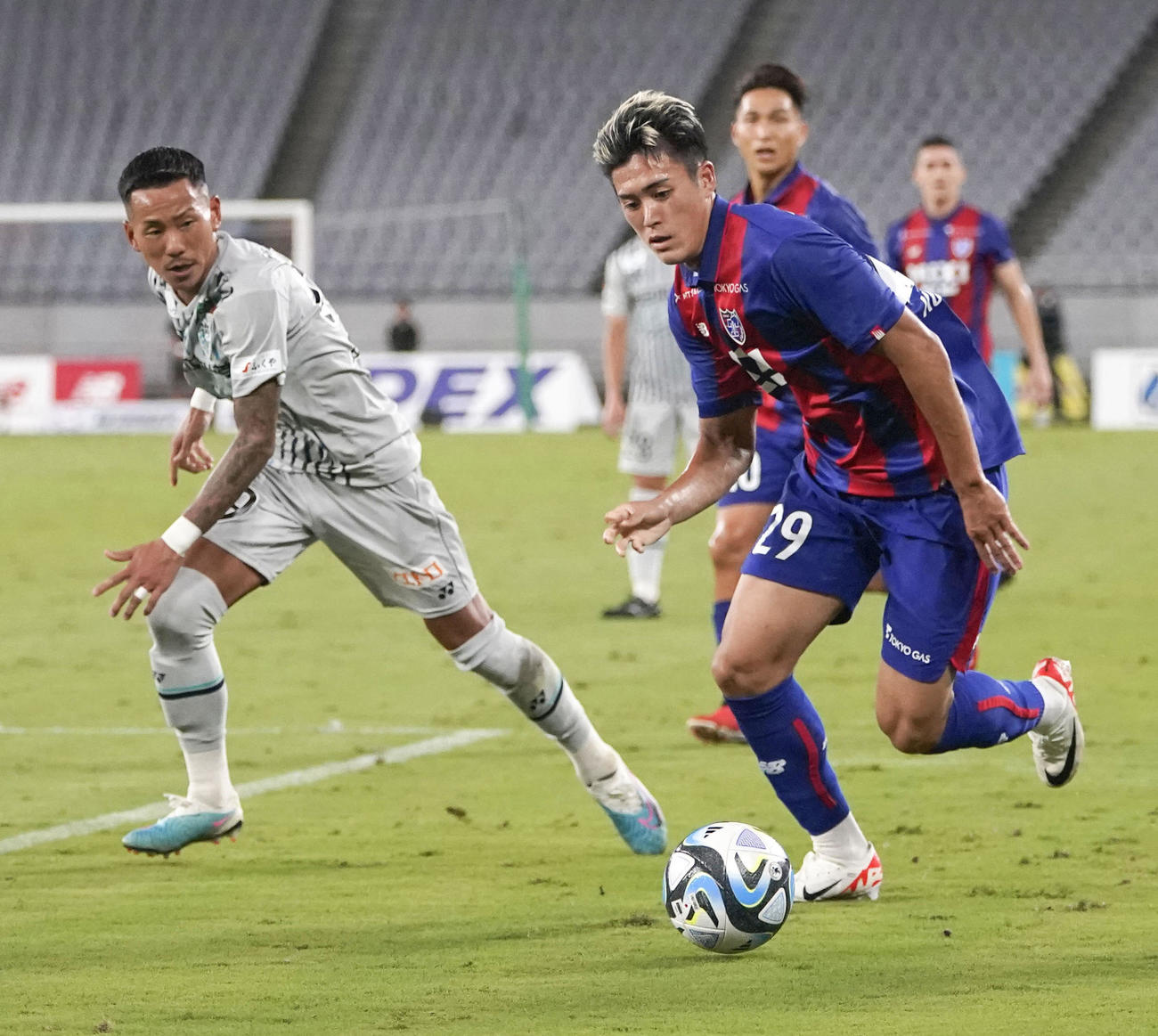 FC東京対福岡　後半、攻め込むFC東京・熊田（右）（共同）