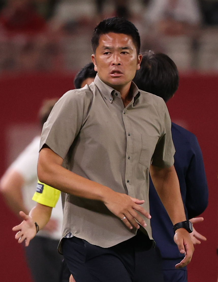試合を見つめる鹿島岩政監督（2023年8月6日撮影）