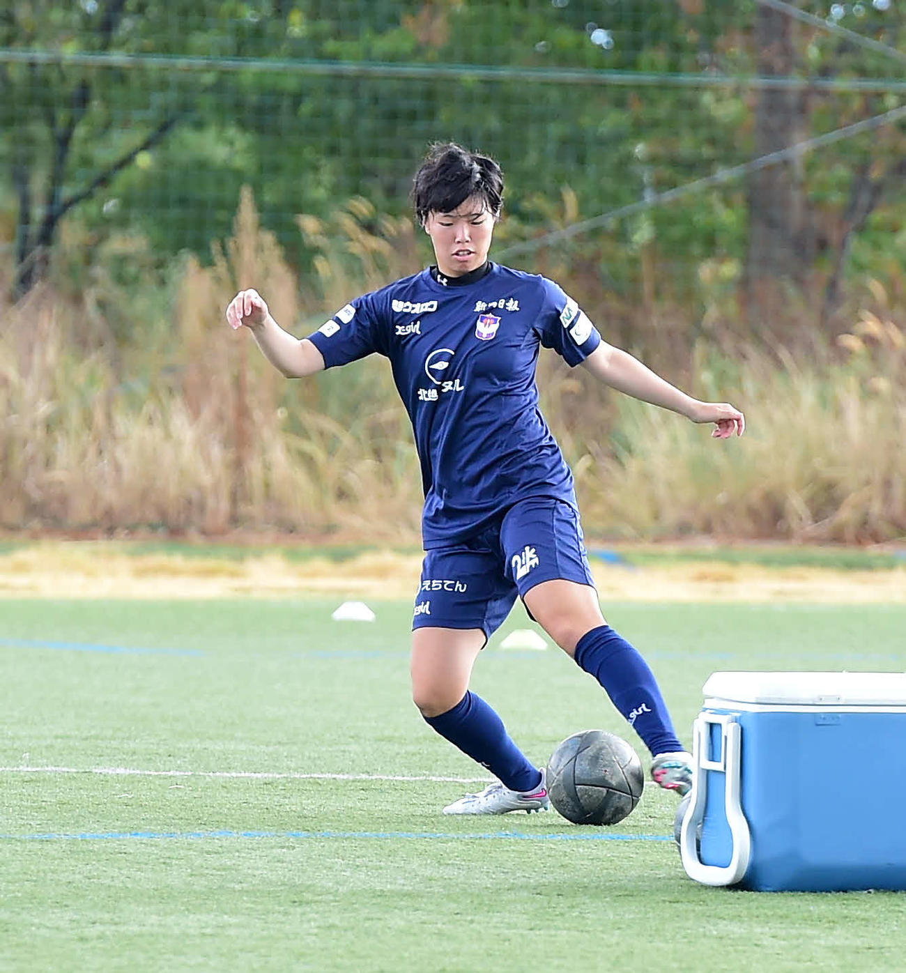 練習でパスを出す新加入の新潟L・加村