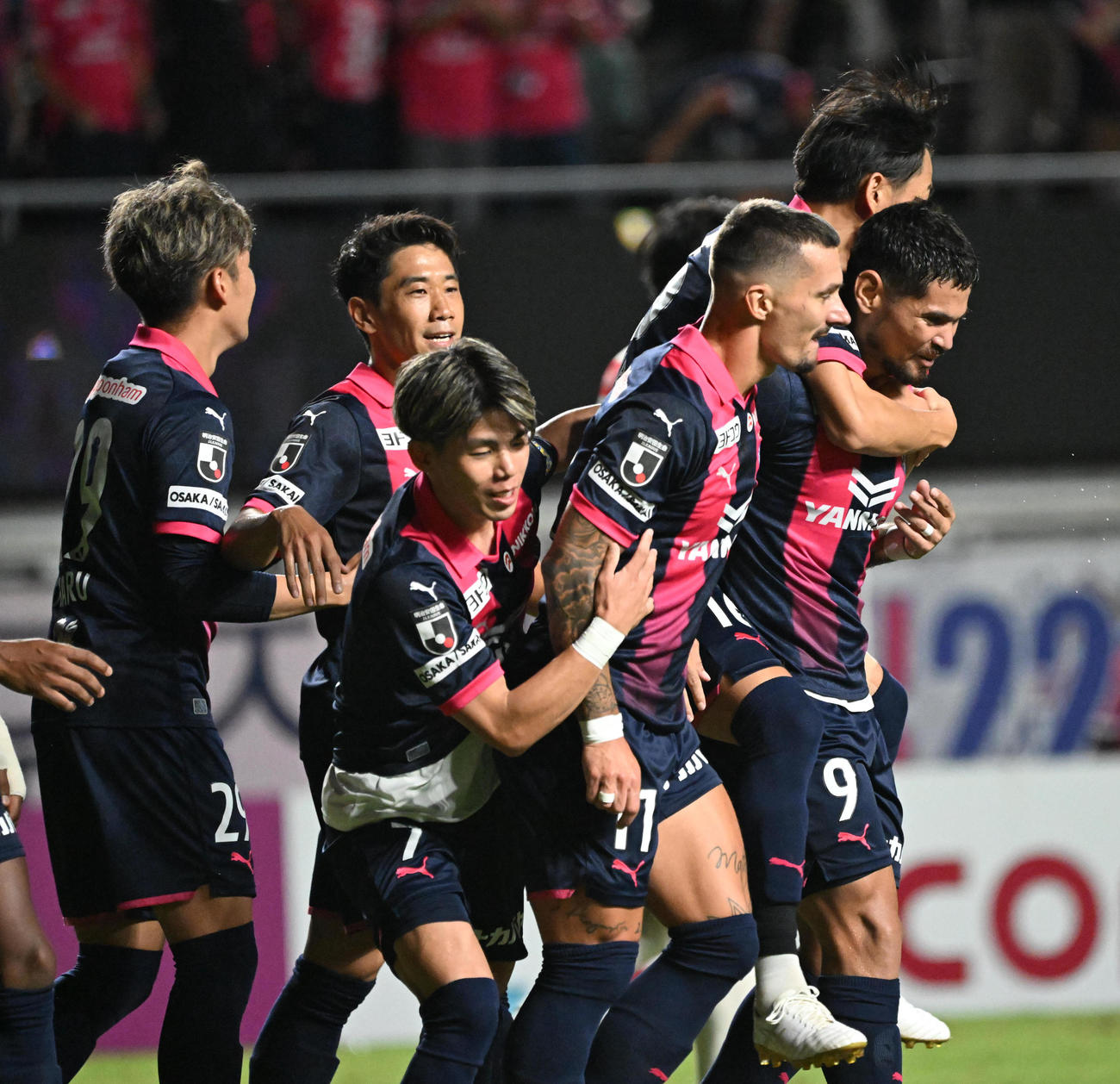 川崎F戦、後半、オウンゴールを誘ったC大阪レオ・セアラ（右）は選手から祝福される（2023年9月2日撮影）