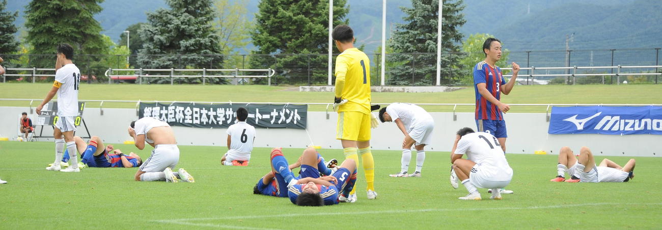 後半の猛攻を実らず、敗戦にガックリと肩を落とす新潟医療福祉大の選手たち