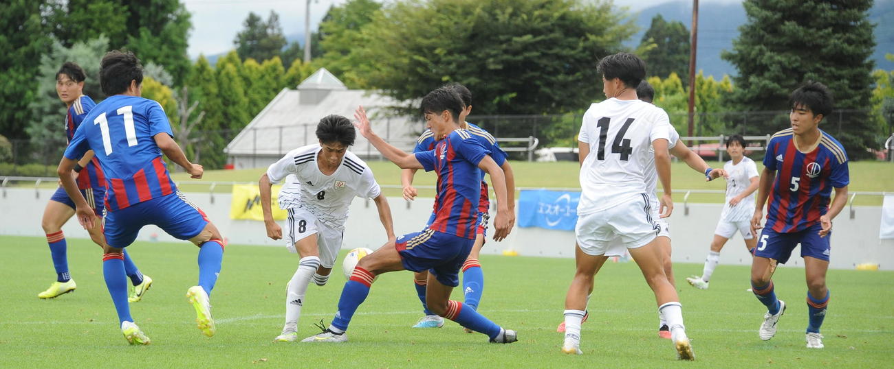 ゴール前で守備ブロックを敷く相手にドリブルを仕掛ける松本（左から3人目）