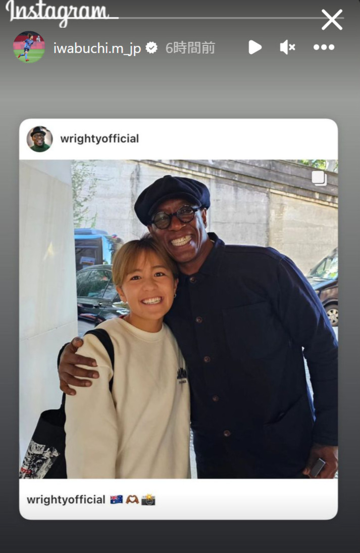 肩を組む元イングランド代表FWイアン・ライトさん（右）と岩渕真奈さん（岩渕真奈さんのインスタグラムから）