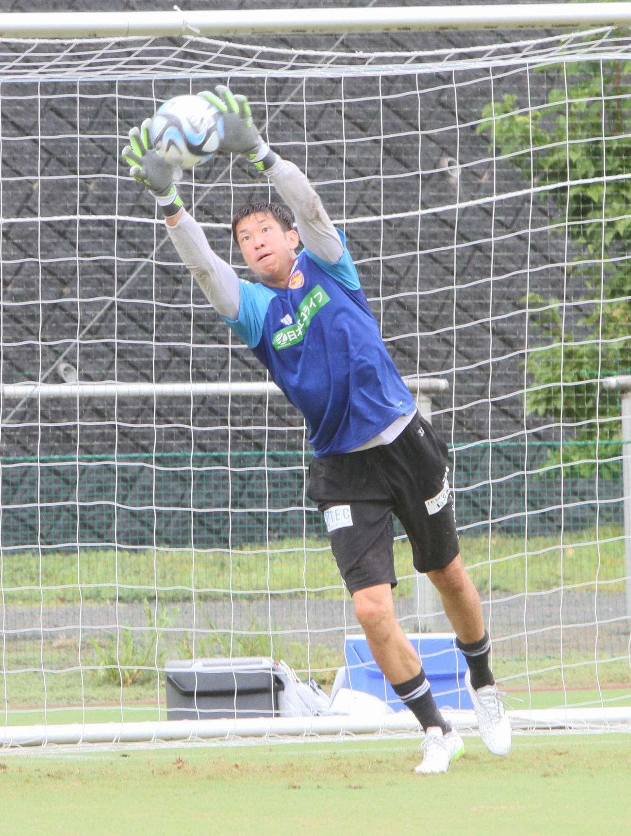 雨天の中、シュートセーブの練習を繰り返す仙台GK林