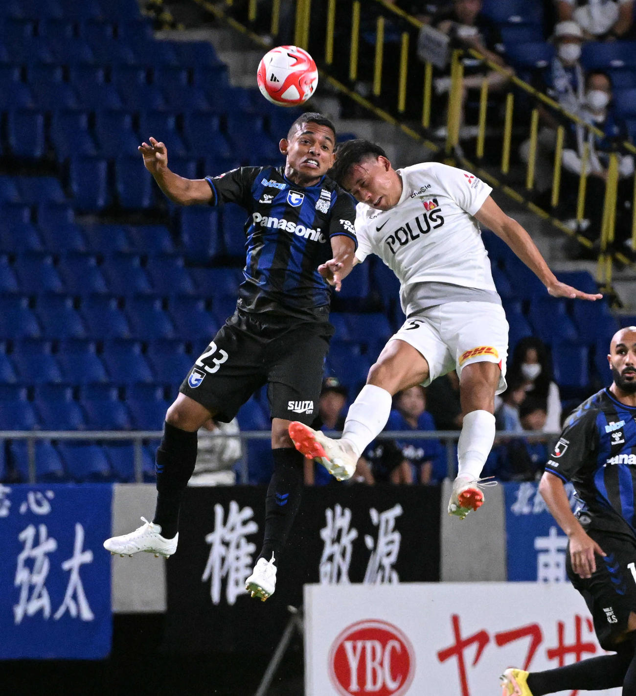 G大阪対浦和　前半、ヘディングで競り合うG大阪ダワン（左）と浦和安居（撮影・前岡正明）