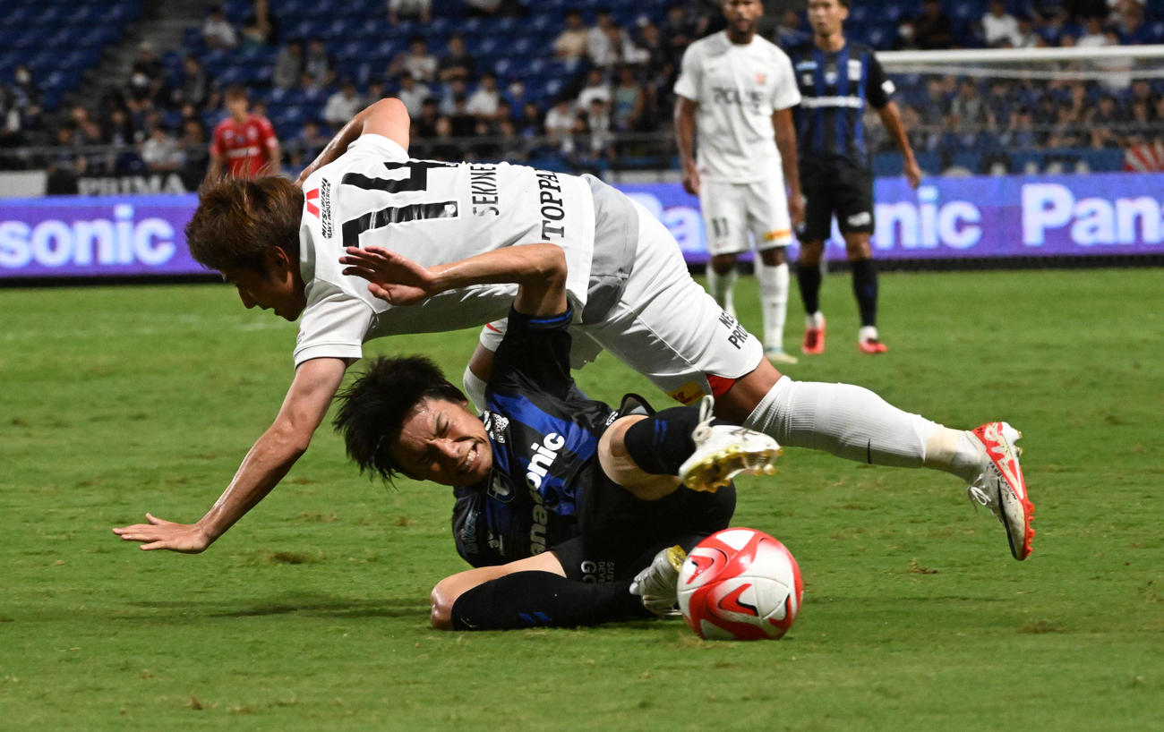 G大阪対浦和　後半、激しくボールを奪い合うG大阪黒川（下）と浦和関根（撮影・前岡正明）