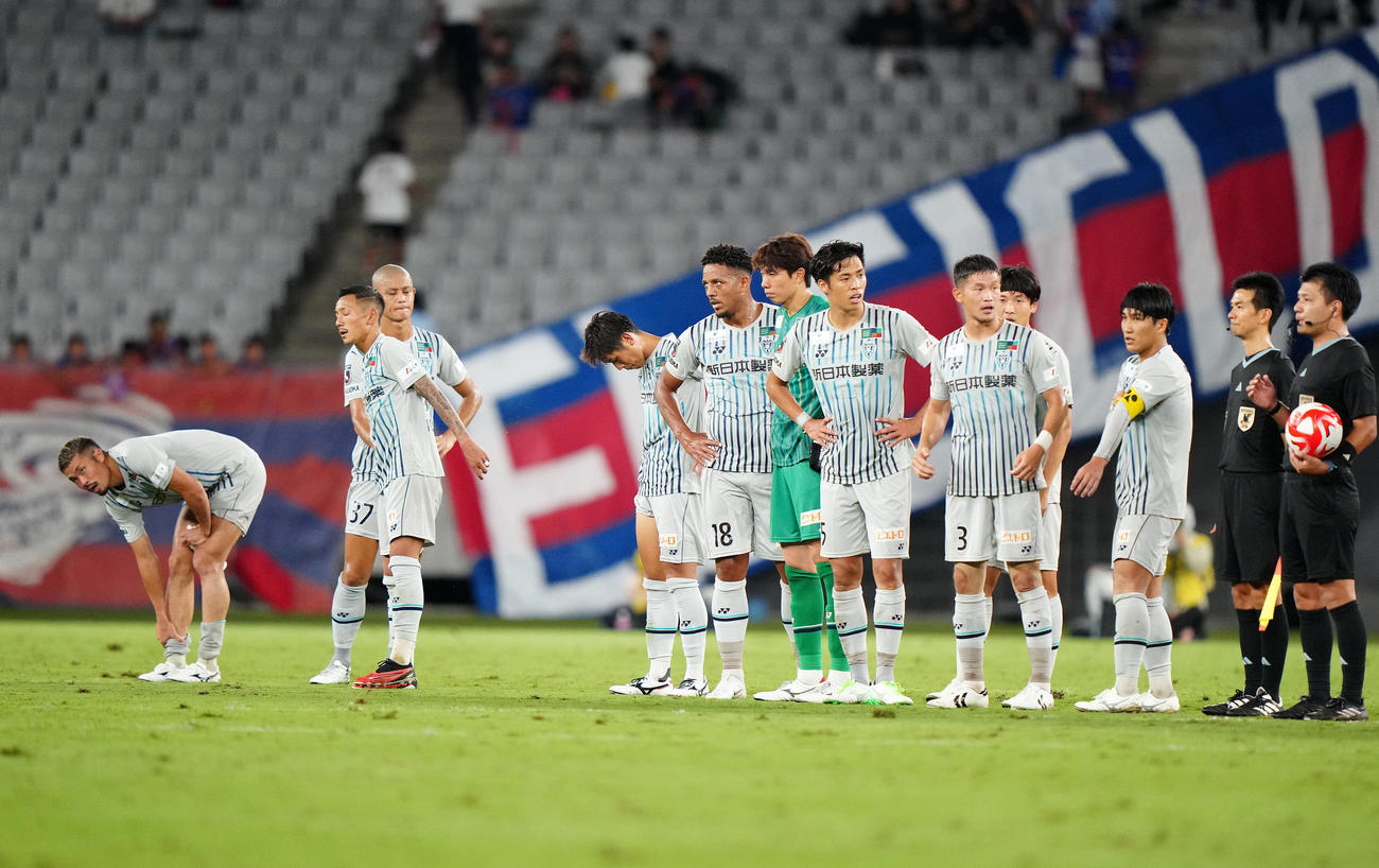 東京対福岡　試合後、厳しい表情で整列する福岡の選手たち（撮影・江口和貴）