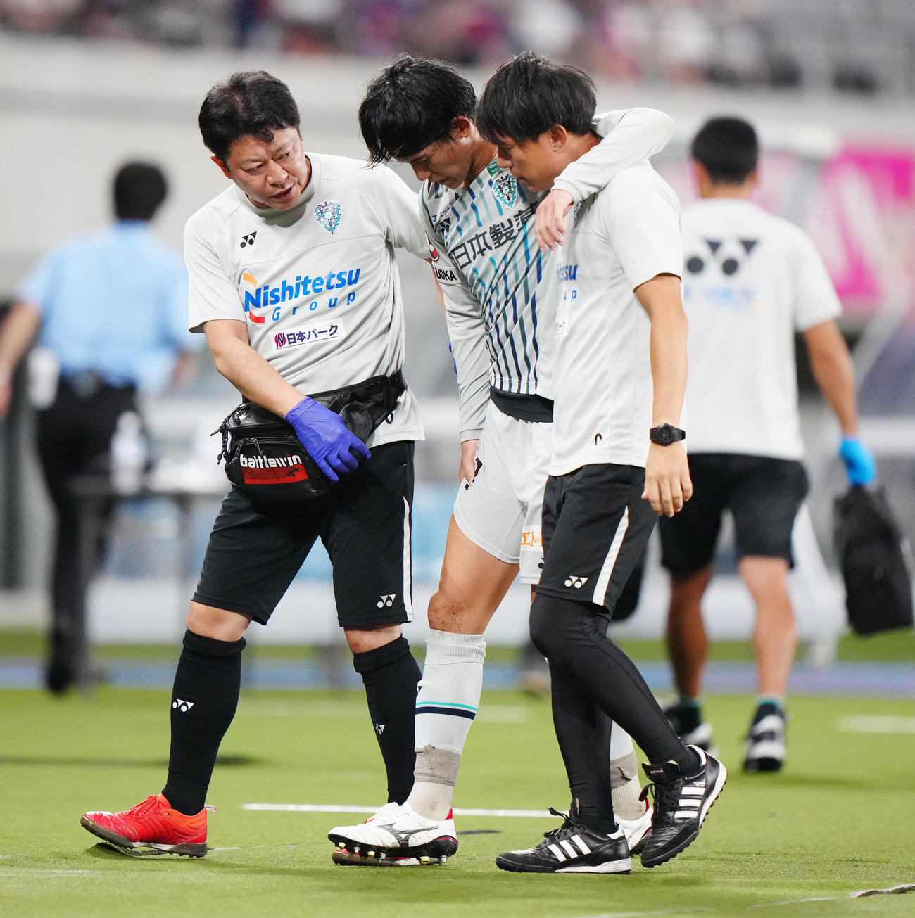 東京対福岡　試合後、スタッフと引き揚げる福岡佐藤（中央）（撮影・江口和貴）