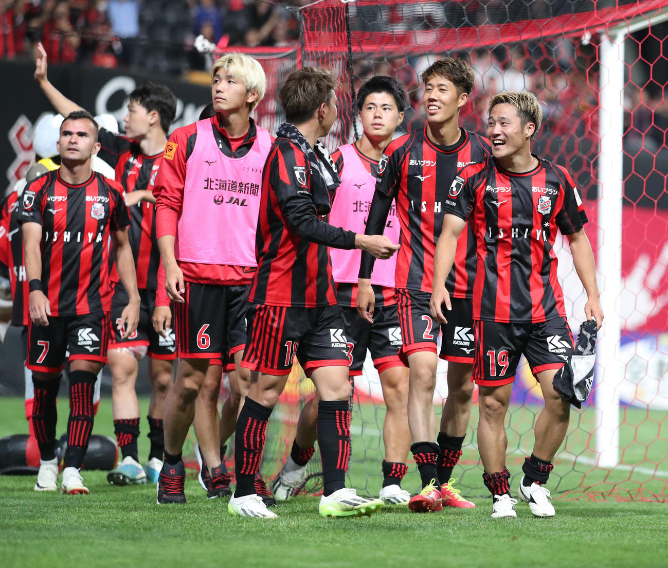 札幌対横浜　試合終了後、チームメートと談笑しながら引き揚げる札幌小柏（右）（撮影・佐藤翔太）