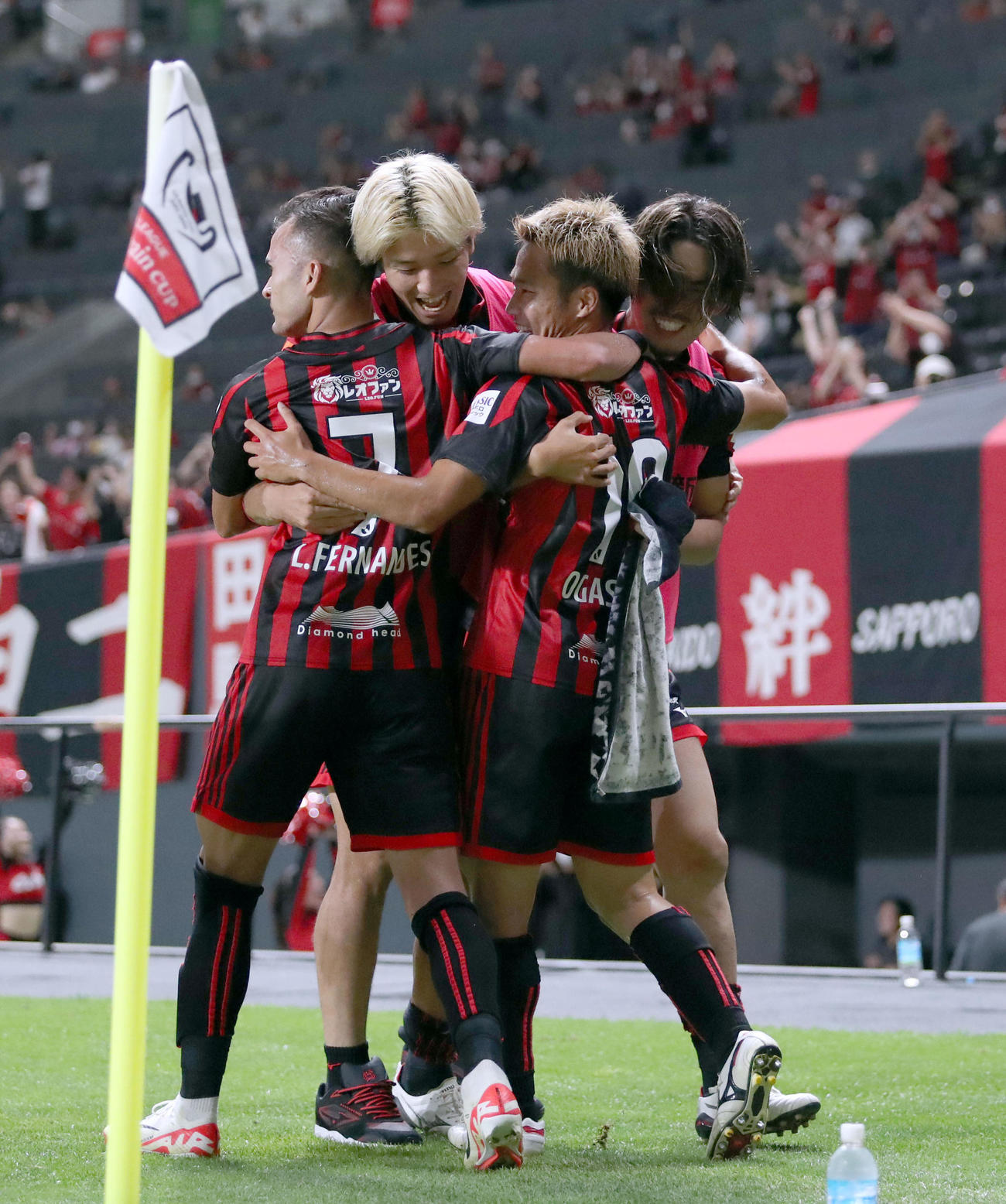 札幌対横浜　後半、勝ち越しゴールを決めチームメートと喜び合う札幌小柏（右から2人目）（撮影・佐藤翔太）