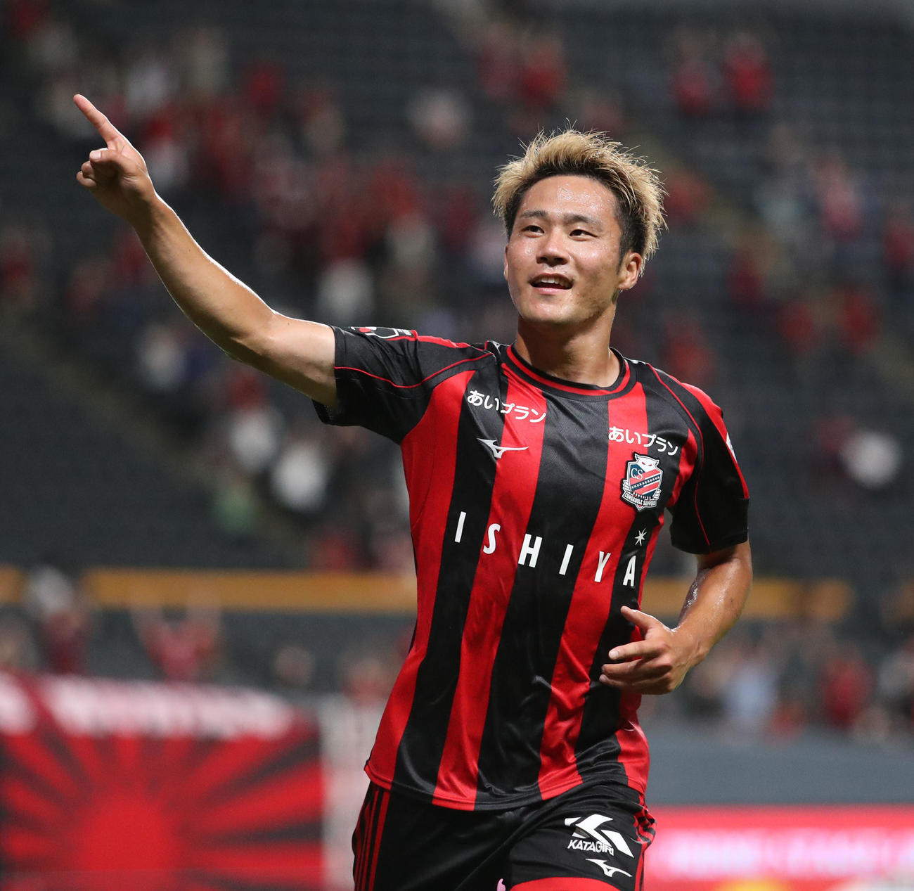 札幌対横浜　後半、勝ち越しゴールを決め駆け出す札幌小柏（撮影・佐藤翔太）
