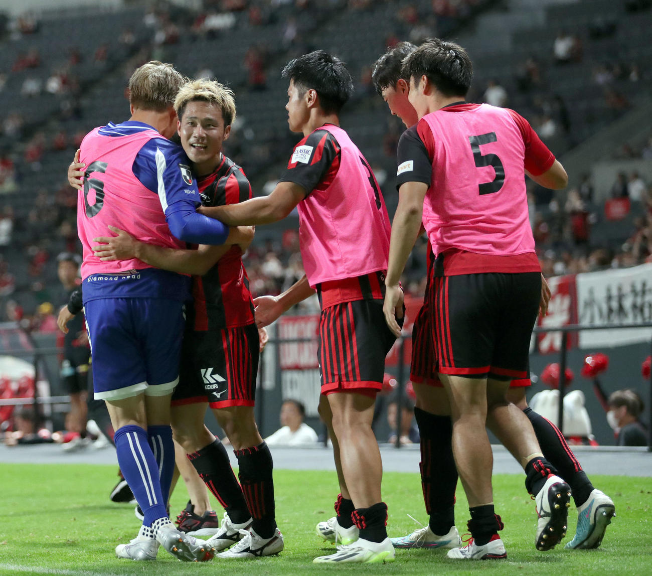 札幌対横浜　後半、勝ち越しゴールを決めチームメートと喜び合う札幌小柏（左から2人目）（撮影・佐藤翔太）