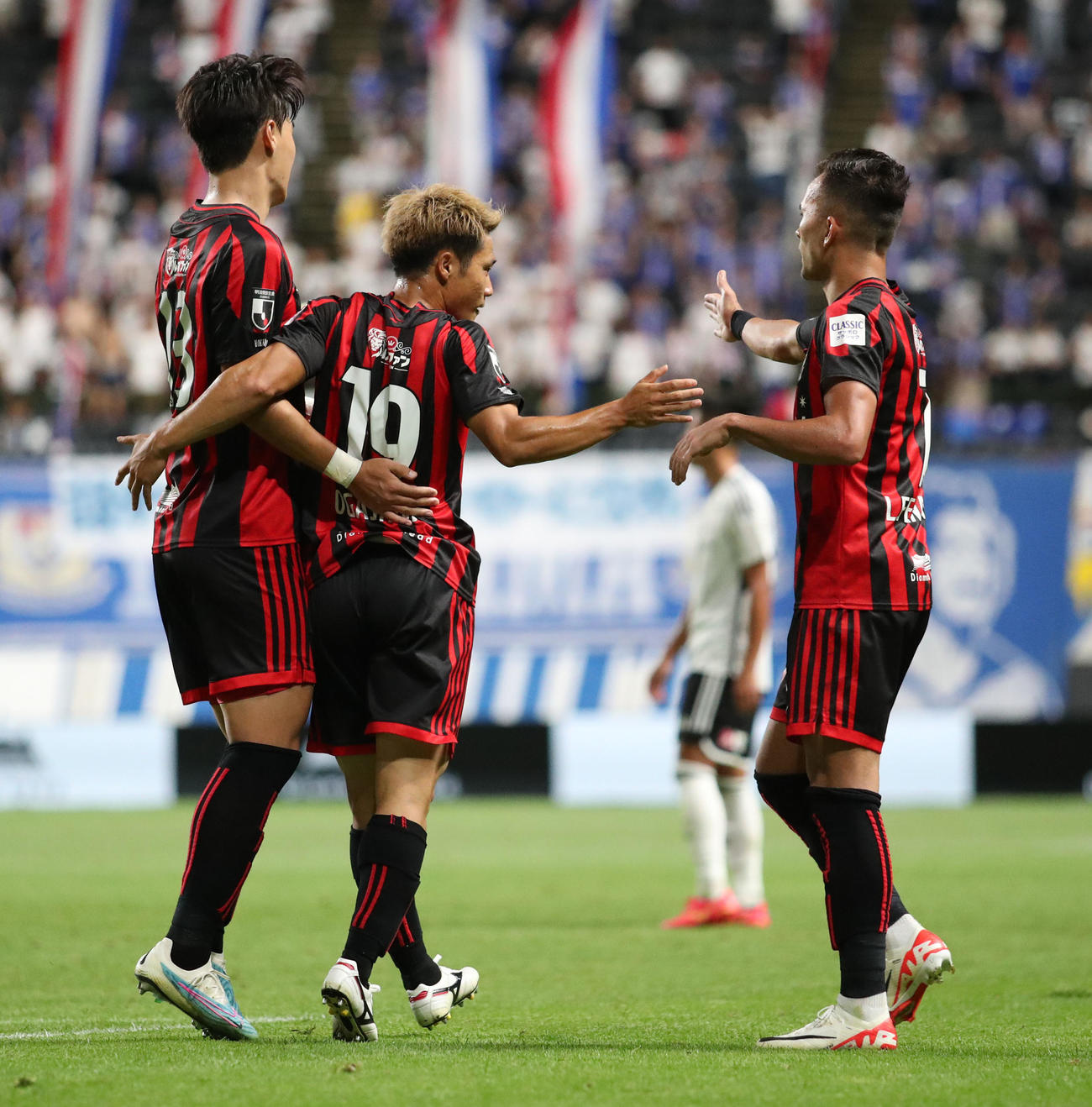 札幌対横浜　後半、ゴールを決めチームメートと喜び合う札幌小柏（中央）（撮影・佐藤翔太）