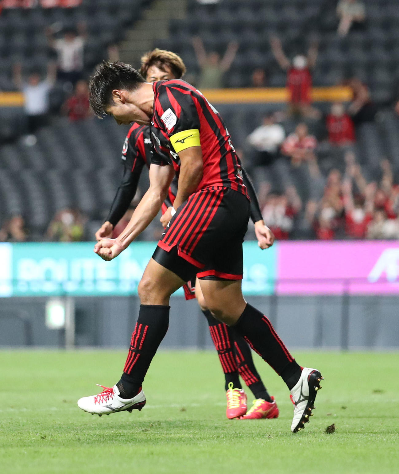 札幌対横浜　前半、ゴールを決めガッツポーズをする札幌岡村（撮影・佐藤翔太）