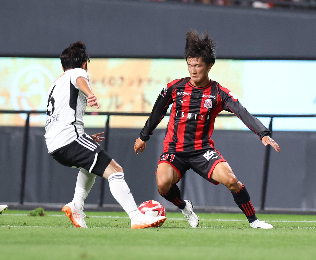 札幌対横浜　前半、ドリブルをする札幌木戸（撮影・佐藤翔太）