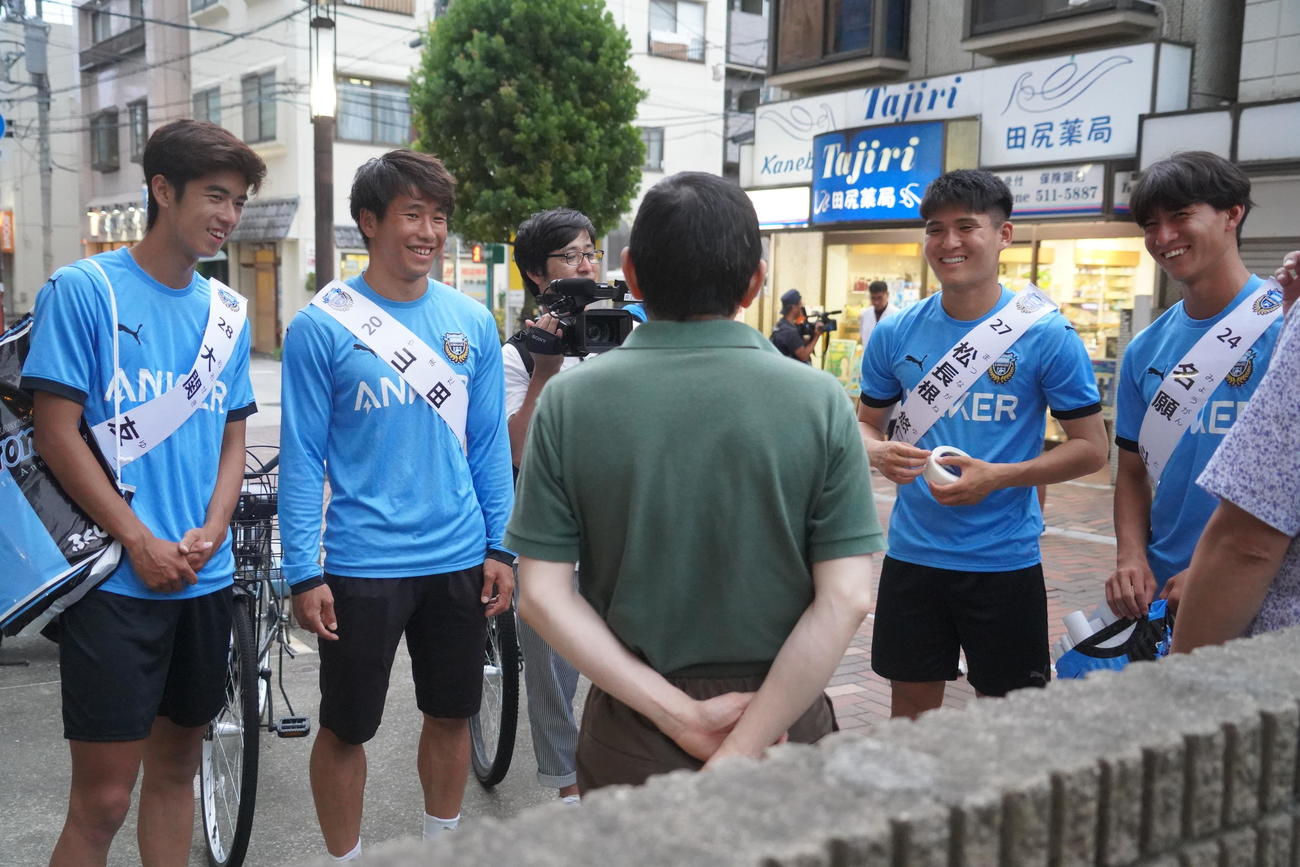 川崎フロンターレの新人研修で地域住民と交流する、左から大関友翔、山田新、松長根悠仁、名願斗哉（撮影・佐藤成）