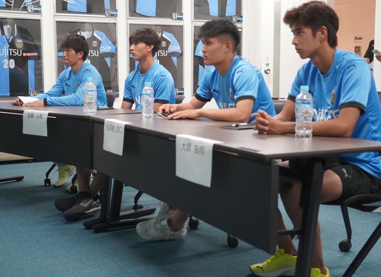 川崎フロンターレの新人研修を受ける、左から山田新、名願斗哉、松長根悠仁、大関友翔（撮影・佐藤成）