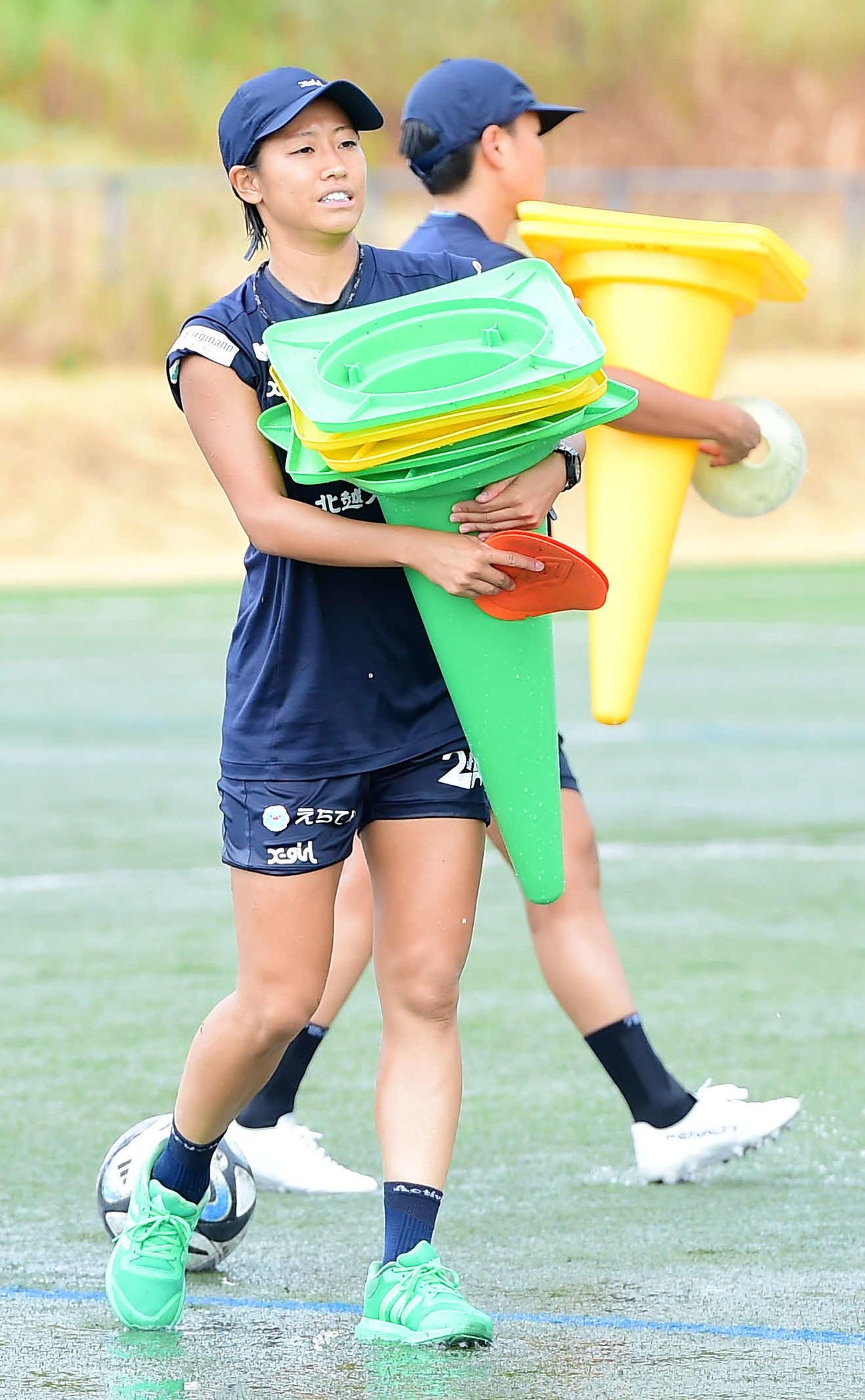 練習後、率先して片付けをする石淵（5日撮影）