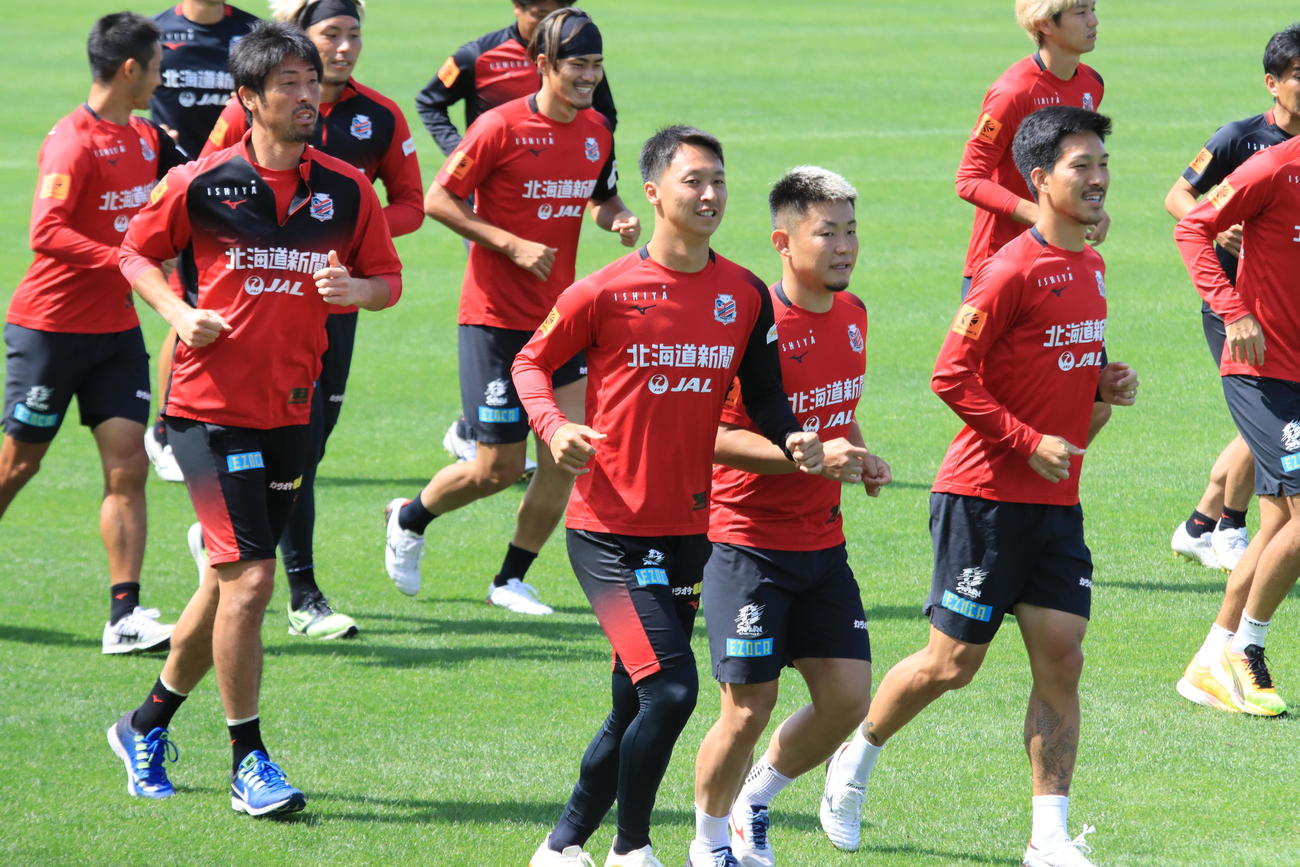 ルヴァン杯横浜戦から一夜明け、ランニングする札幌荒野（手前左）（撮影・保坂果那）