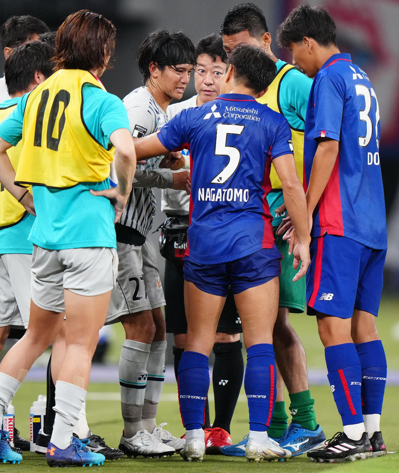 東京対福岡　試合後、東京長友（中央右）らに心配される福岡佐藤（同左）（2023年9月6日撮影）