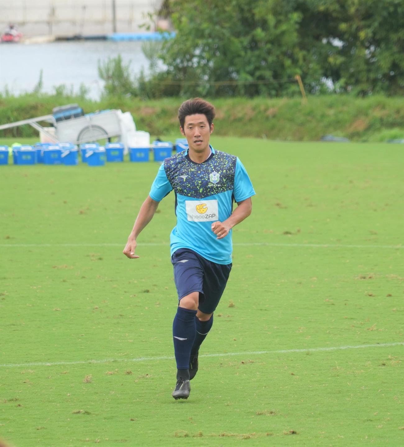 練習に臨む湘南ベルマーレDFキム・ミンテ（撮影・佐藤成）