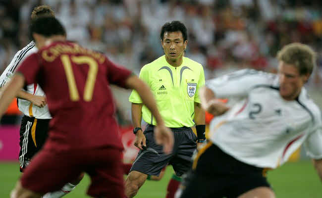 W杯ドイツ大会3位決定戦で主審を務める上川徹さん（2006年7月8日）
