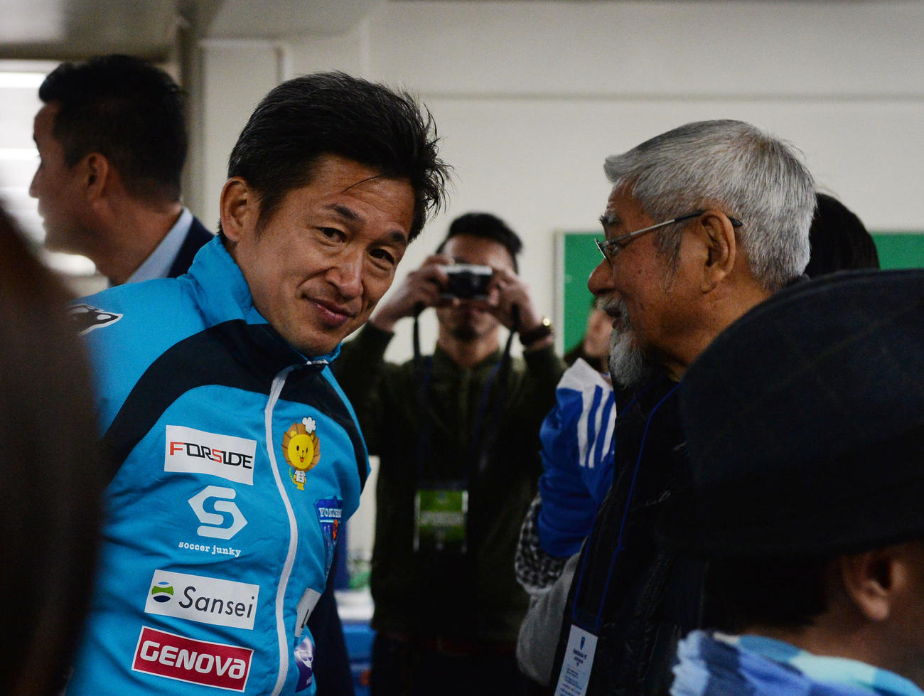 納谷宣雄氏と談笑する横浜FC・FWカズ（三浦知良）（2016年3月20日撮影）