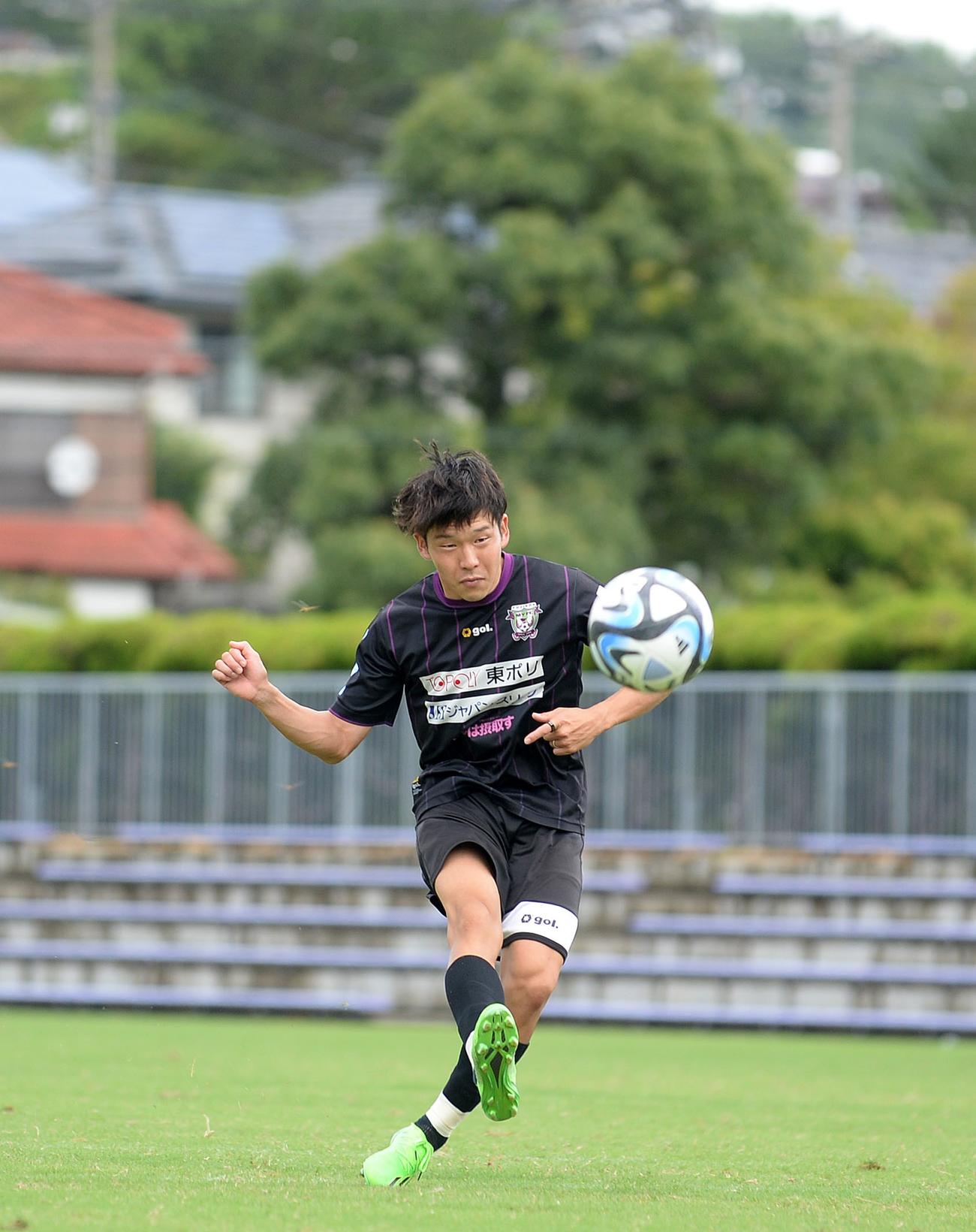 鋭いシュートを放つ藤枝矢村
