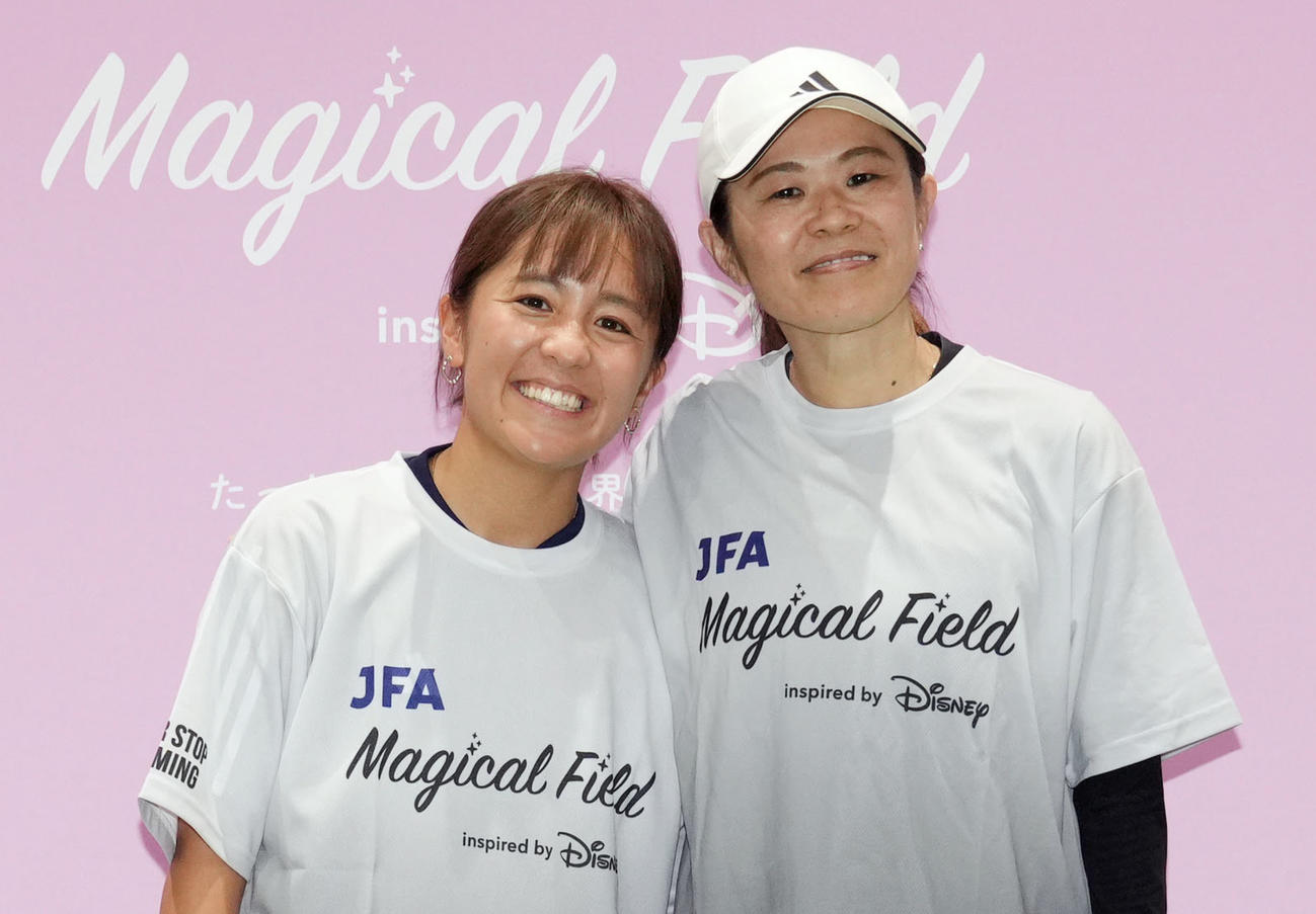 ファミリーサッカーフェスティバルを終え、記念撮影をする岩渕さん（左）と澤さん（撮影・狩俣裕三）