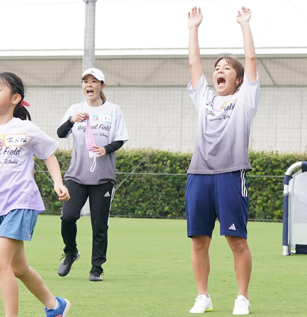 ファミリーサッカーフェスティバルで子どもたちといっしょにミニゲームをし、ゴールを喜ぶ岩渕さん（右）と澤さん（撮影・狩俣裕三）
