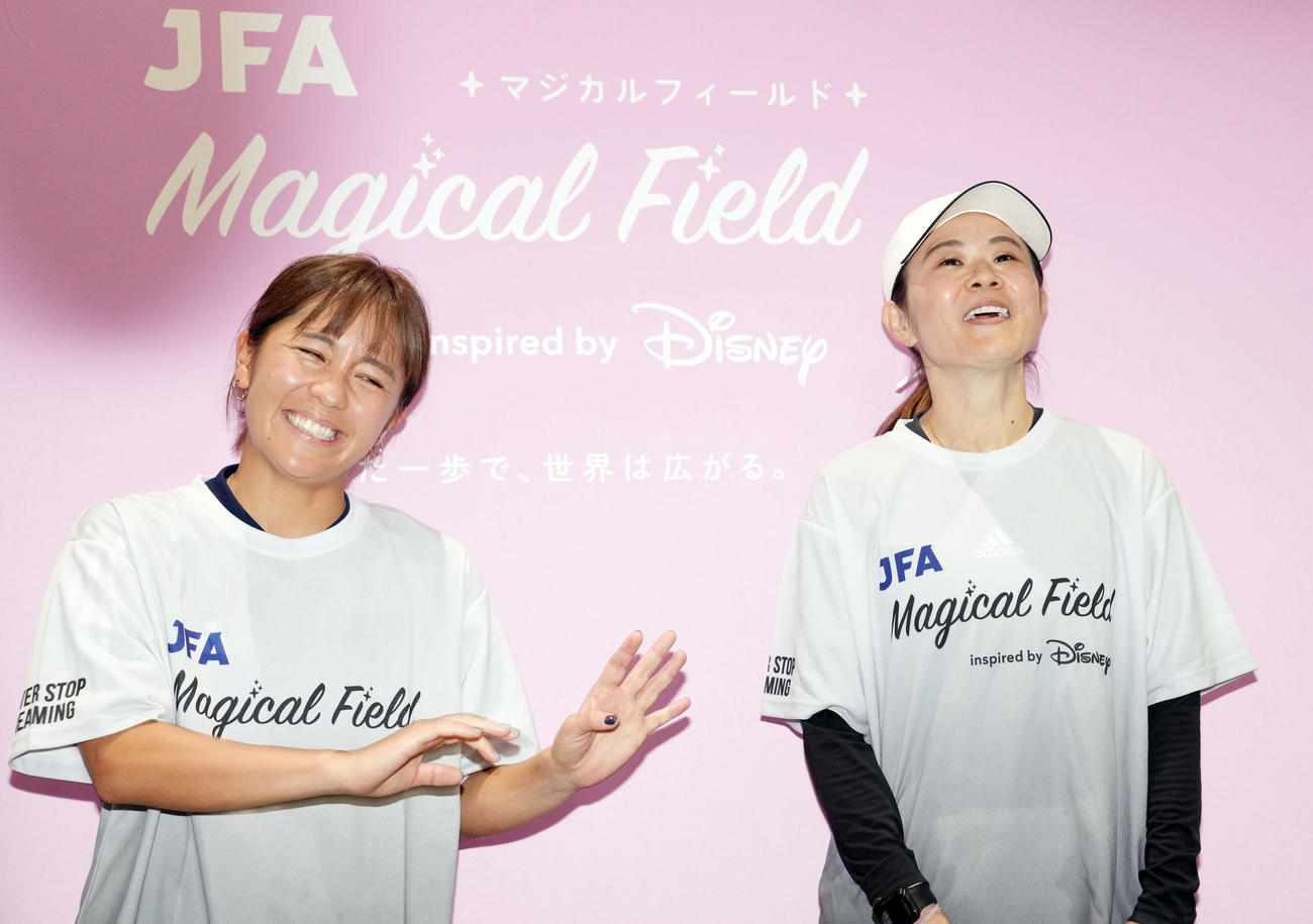 ファミリーサッカーフェスティバルを終え、記者の質問に答える岩渕さん（左）と澤さん（撮影・狩俣裕三）
