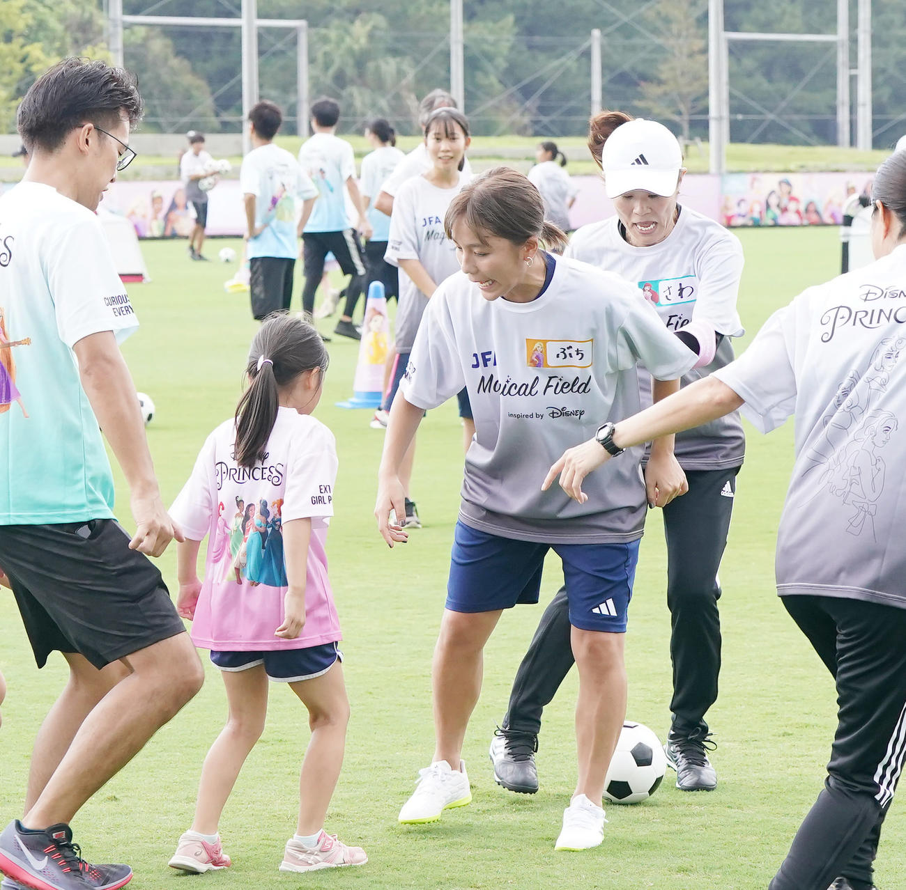 ファミリーサッカーフェスティバルで子どもたちといっしょにミニゲームをする岩渕さん（中央）と澤さん（右）（撮影・狩俣裕三）