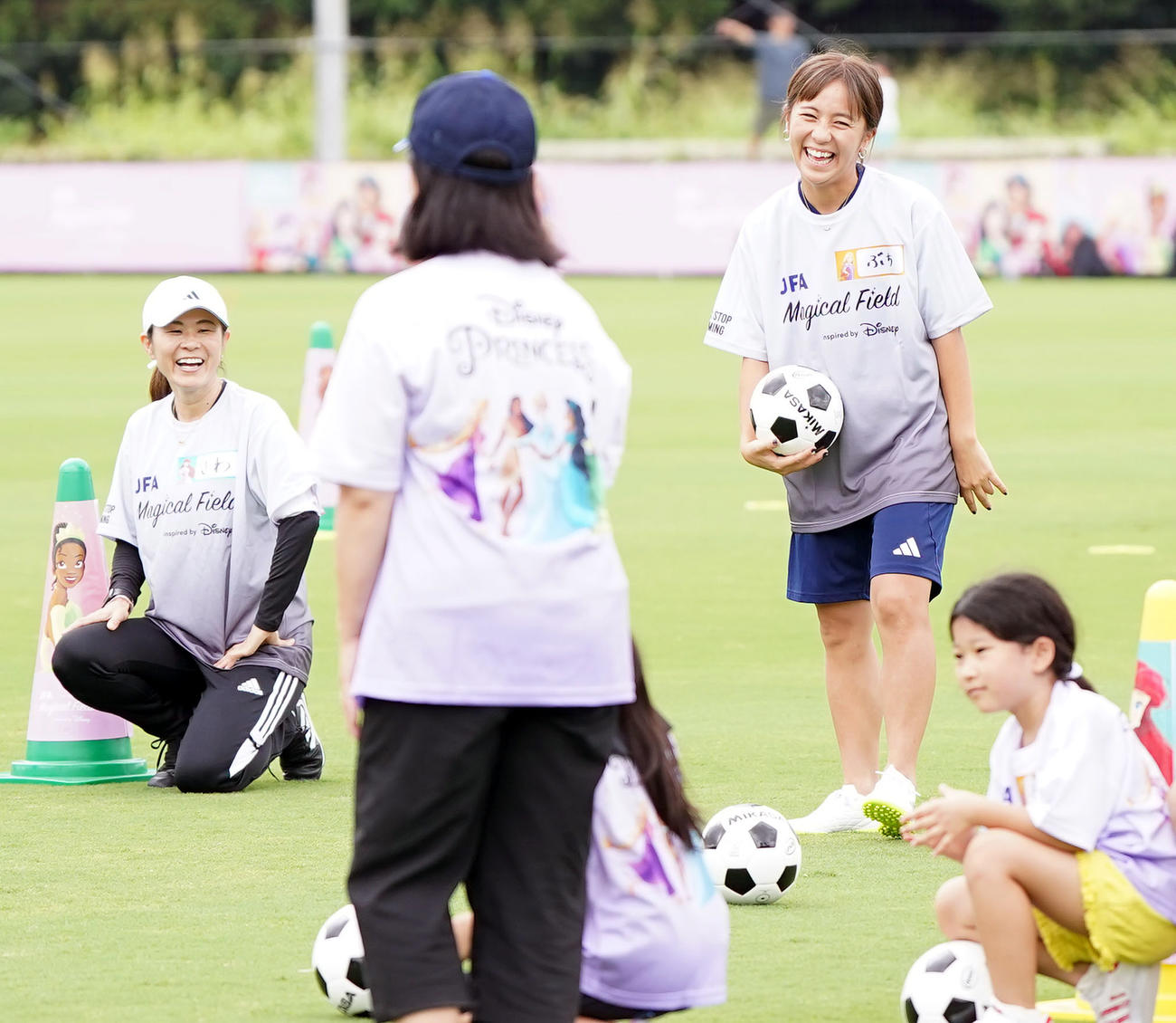 ファミリーサッカーフェスティバルで笑顔を見せる澤さん（左）と岩渕さん（撮影・狩俣裕三）