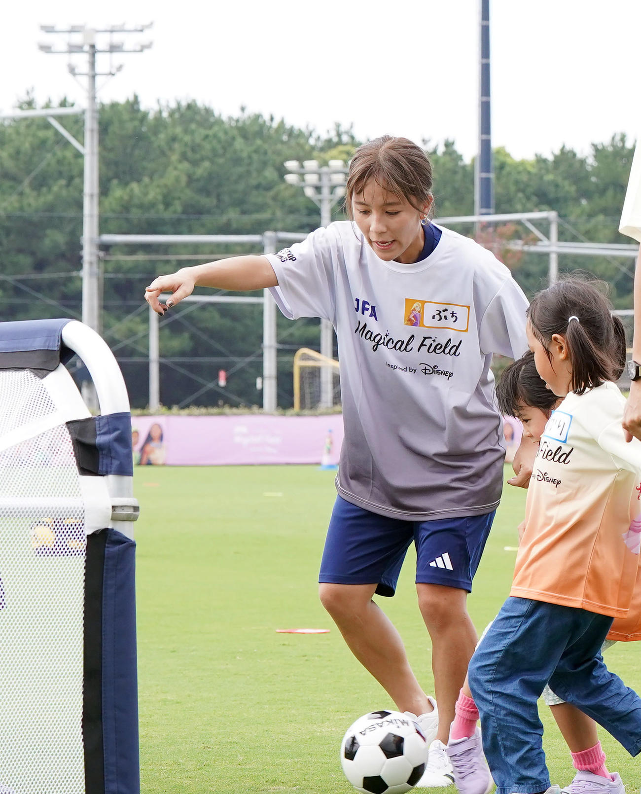 ファミリーサッカーフェスティバルで子どもたちといっしょにミニゲームをする岩渕さん（撮影・狩俣裕三）