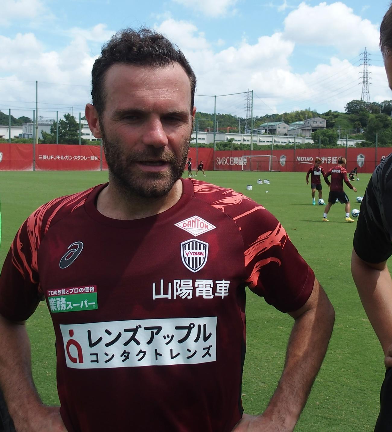 9月9日の練習後に取材対応する神戸MFフアン・マタ（撮影・永田淳）
