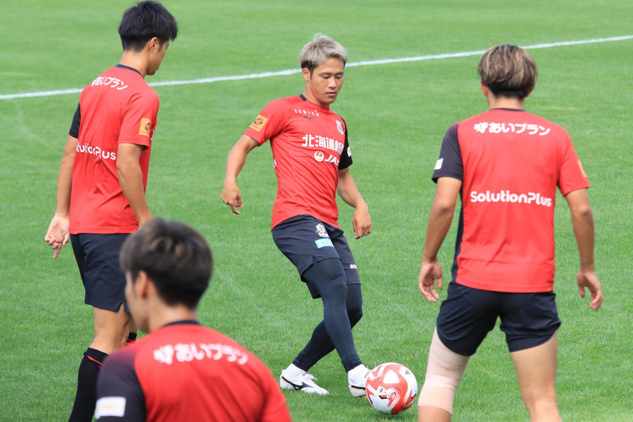 ルヴァン杯横浜戦前日練習に参加する札幌小柏（中央）（撮影・保坂果那）