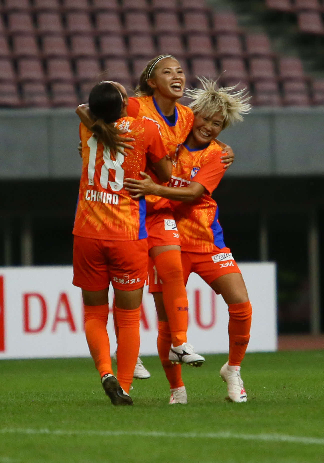 新潟対長野　0－1の後半6分に同点ゴールを決めた滝川（中央）は川澄（右）と石田と抱き合い喜ぶ