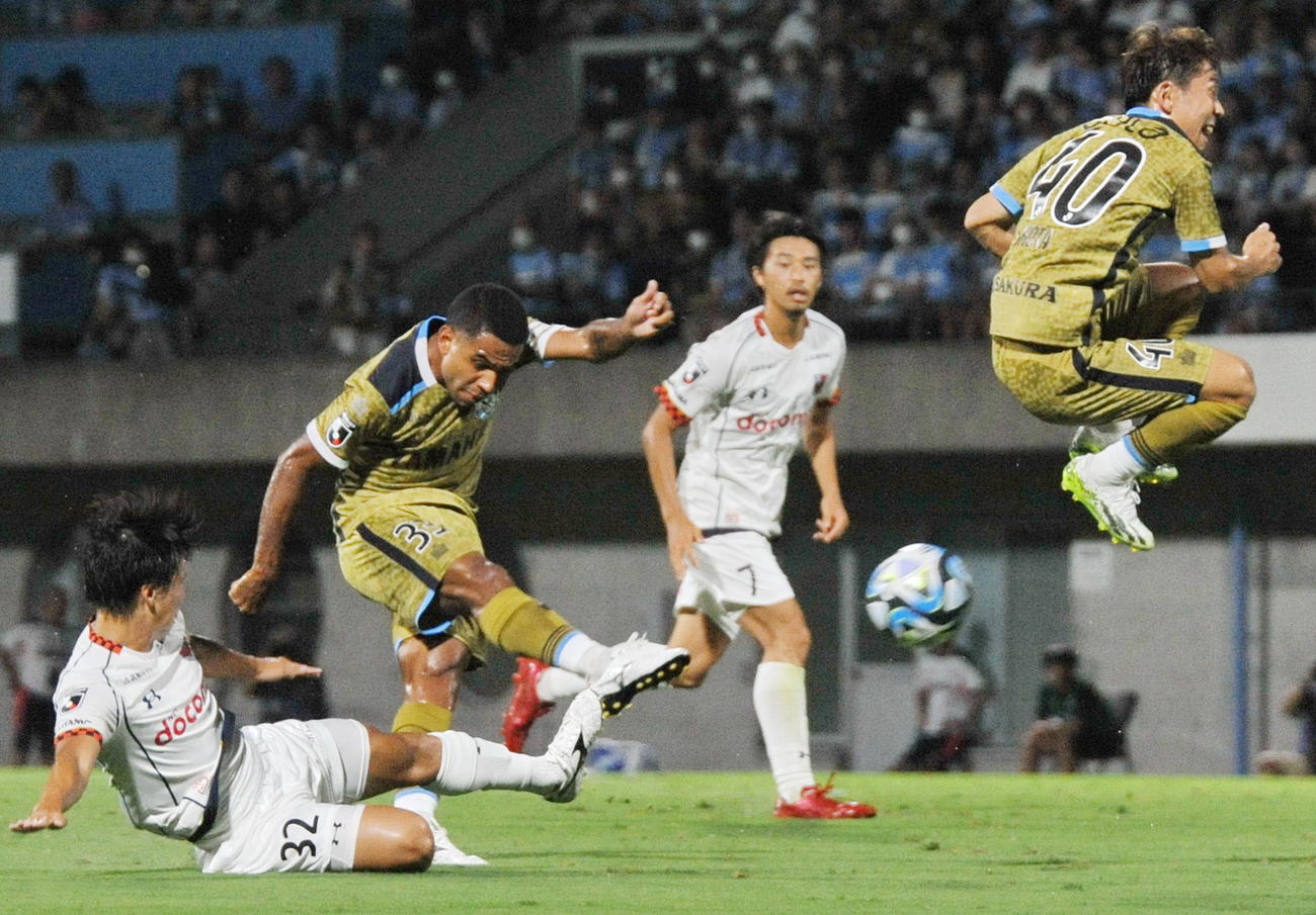 前半、ミドルシュートでゴールを狙う磐田MFドゥドゥ（左から2人目）　