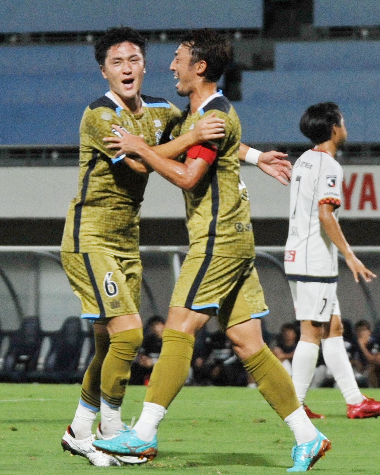 前半25分、同点ゴールを決め喜ぶ磐田DF伊藤（左）　