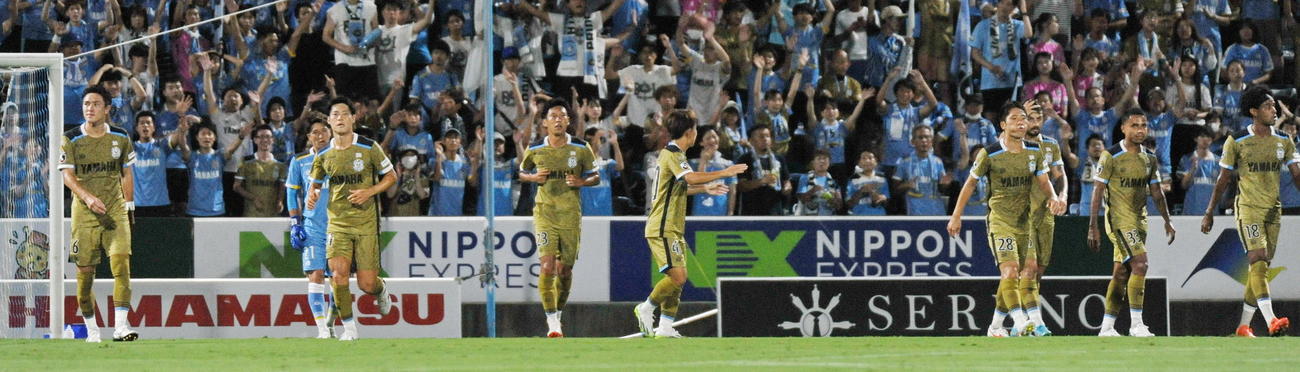 前半18分、先制ゴールを決められた磐田イレブン　