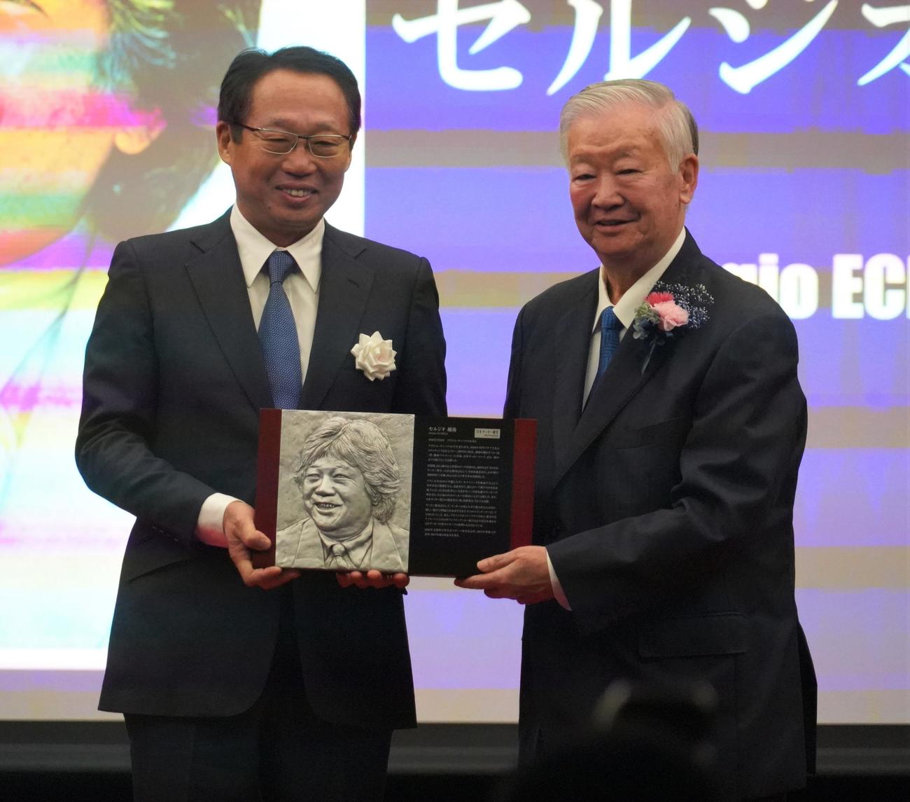第19回日本サッカー殿堂掲額式典に出席した日本サッカー協会岡田武史副会長（左）とセルジオ越後氏（撮影・佐藤成）