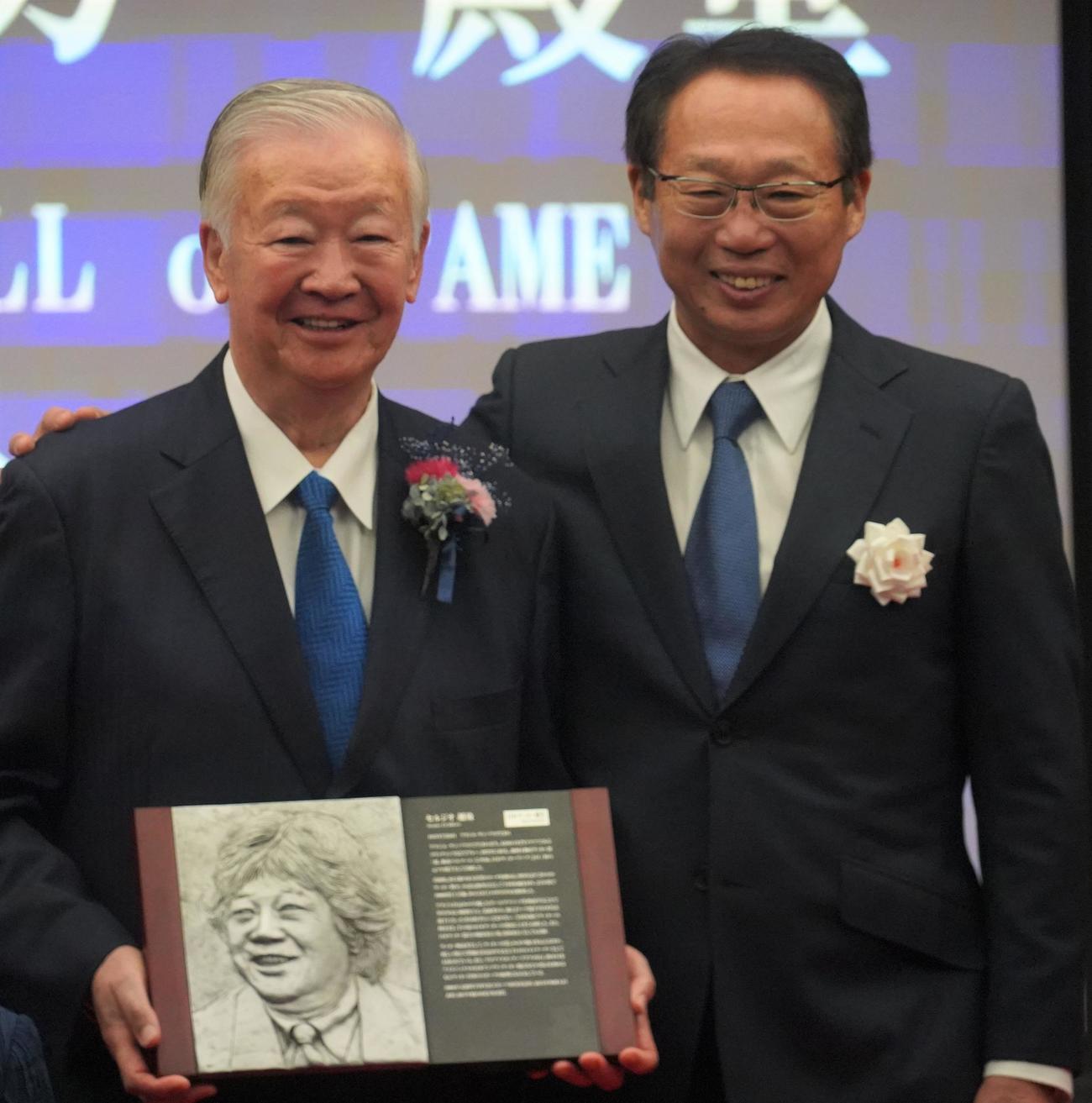 第19回日本サッカー殿堂掲額式典に出席したセルジオ越後氏（左）と日本サッカー協会岡田武史副会長（撮影・佐藤成）