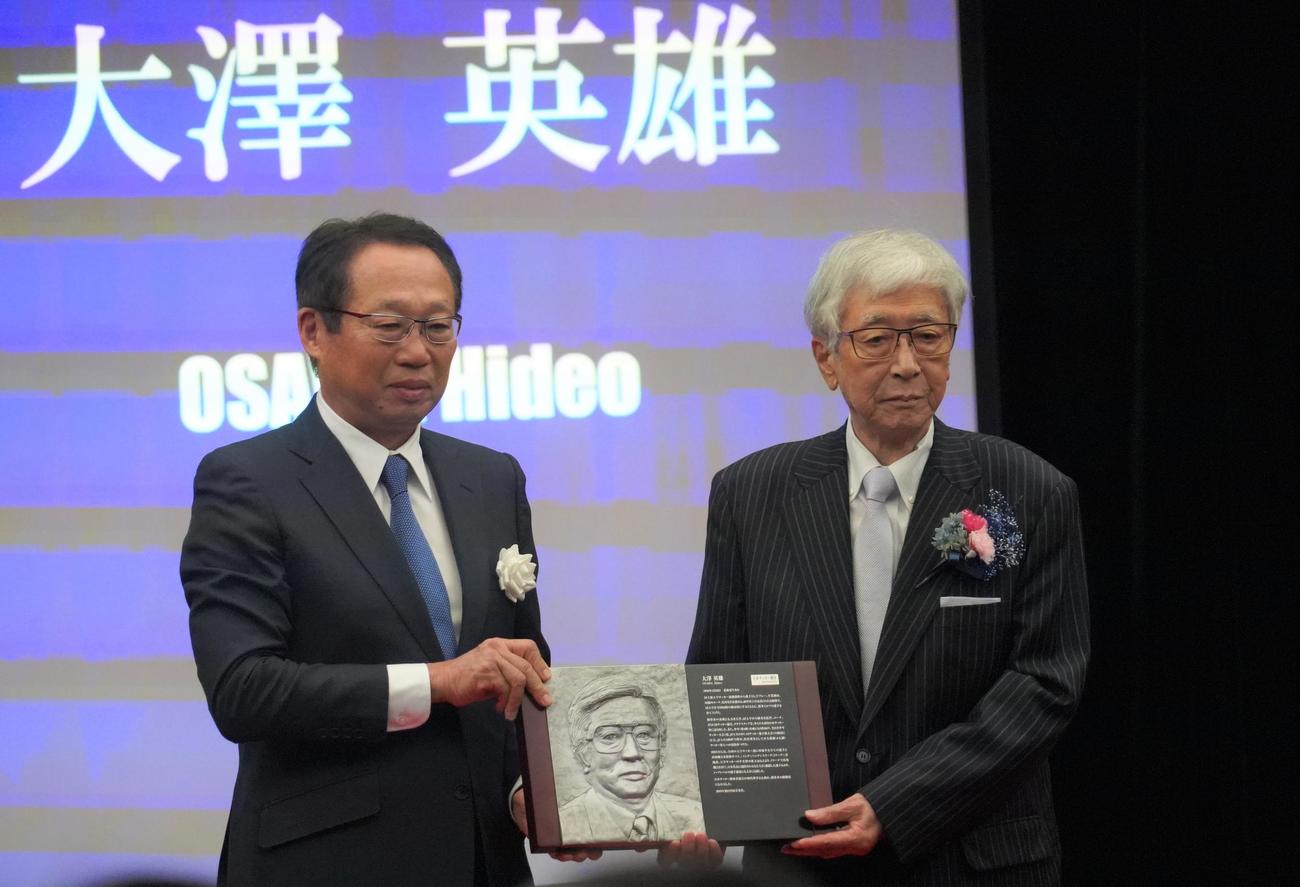 第19回日本サッカー殿堂掲額式典に出席した日本サッカー協会岡田武史副会長（左）と国士舘大理事長大澤英雄氏（撮影・佐藤成）