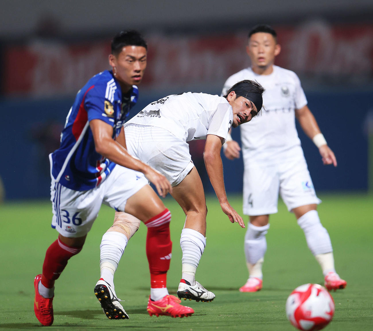 横浜対札幌　前半、横浜村上（左）と競り合う札幌馬場（撮影・河田真司）