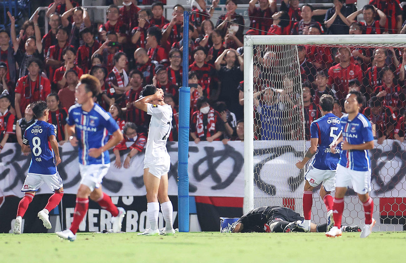横浜対札幌　後半、PKを外す札幌大森（左から3人目）（撮影・河田真司）